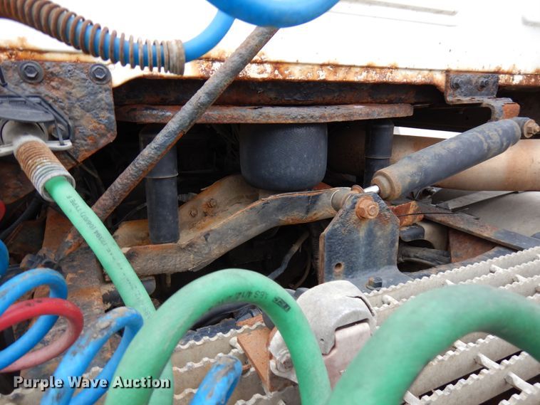 image for item HD9240 2005 Mack CX613  semi truck