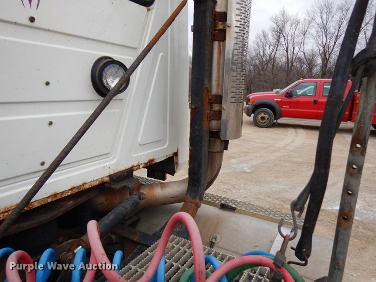 image for item HD9240 2005 Mack CX613  semi truck