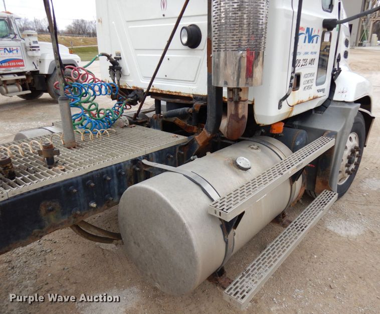 image for item HD9240 2005 Mack CX613  semi truck