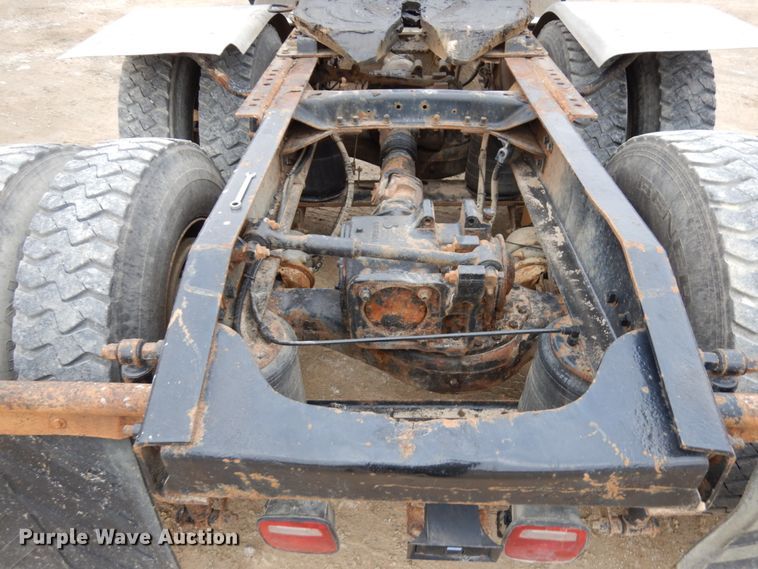 image for item HD9240 2005 Mack CX613  semi truck