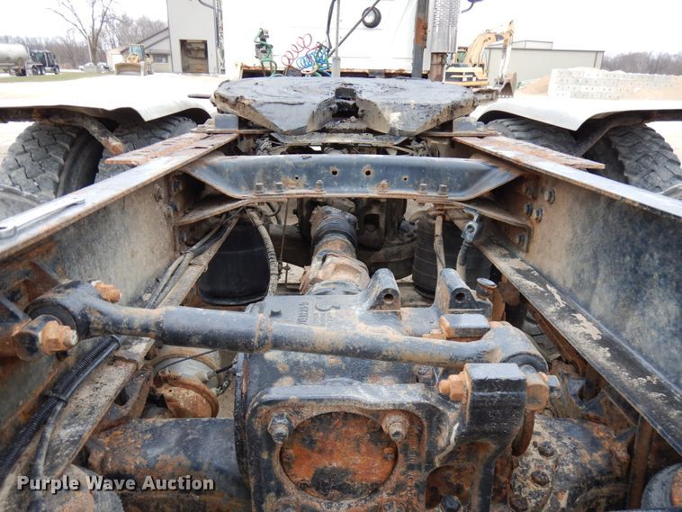 image for item HD9240 2005 Mack CX613  semi truck