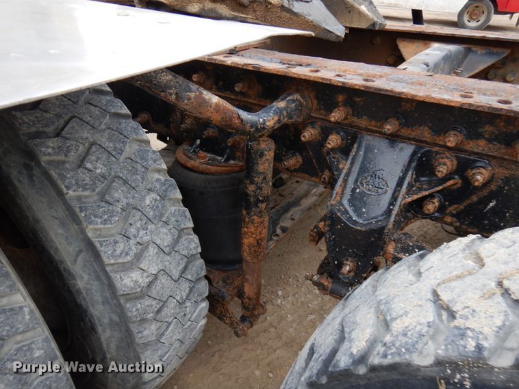 image for item HD9240 2005 Mack CX613  semi truck