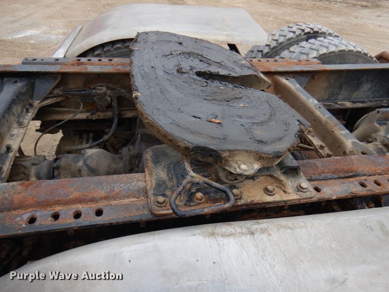 image for item HD9240 2005 Mack CX613  semi truck