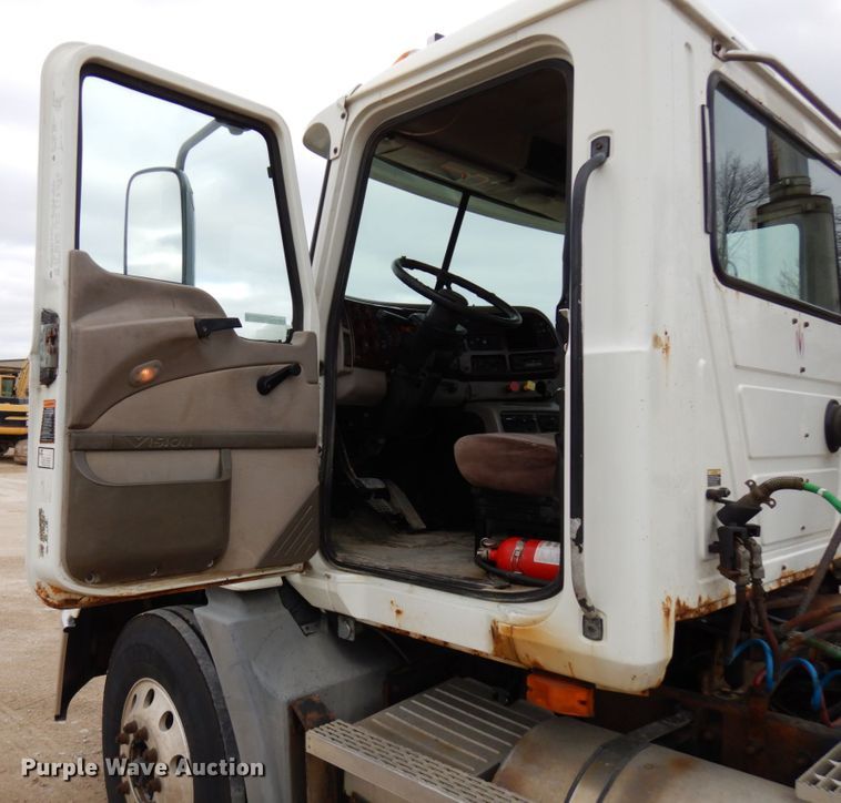 image for item HD9240 2005 Mack CX613  semi truck