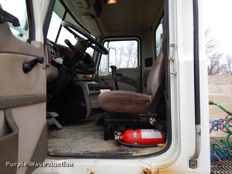 image for item HD9240 2005 Mack CX613  semi truck