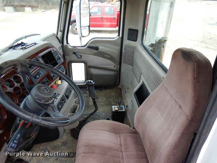 image for item HD9240 2005 Mack CX613  semi truck