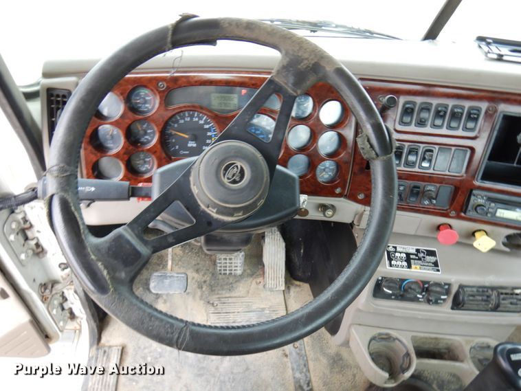 image for item HD9240 2005 Mack CX613  semi truck