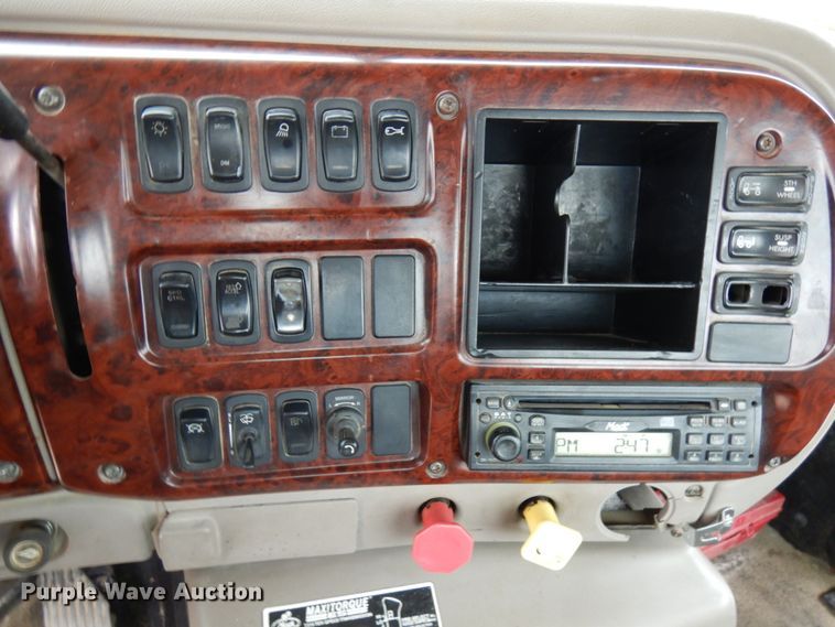 image for item HD9240 2005 Mack CX613  semi truck