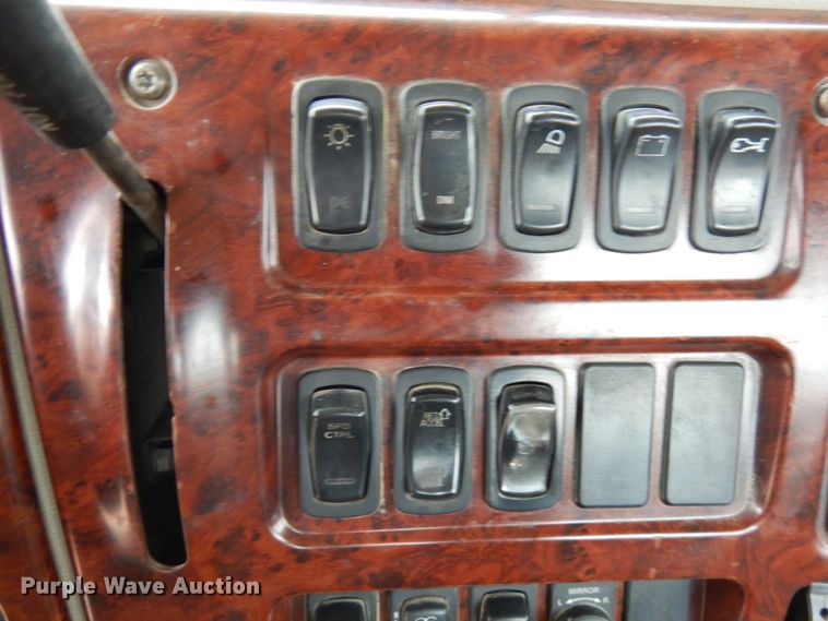 image for item HD9240 2005 Mack CX613  semi truck