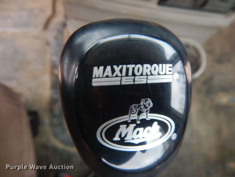 image for item HD9240 2005 Mack CX613  semi truck