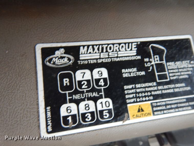 image for item HD9240 2005 Mack CX613  semi truck