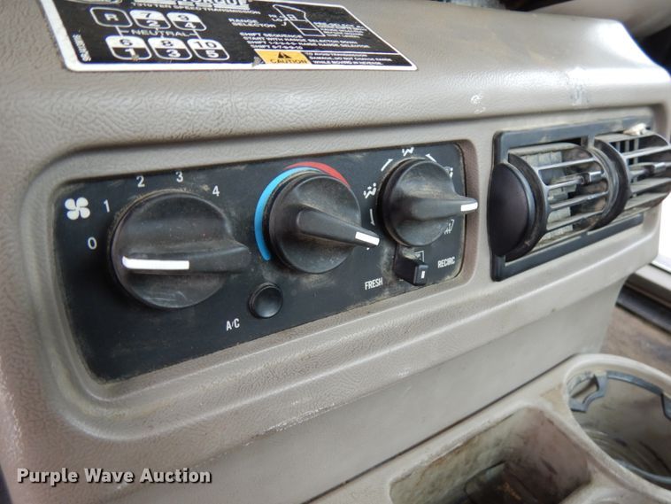 image for item HD9240 2005 Mack CX613  semi truck