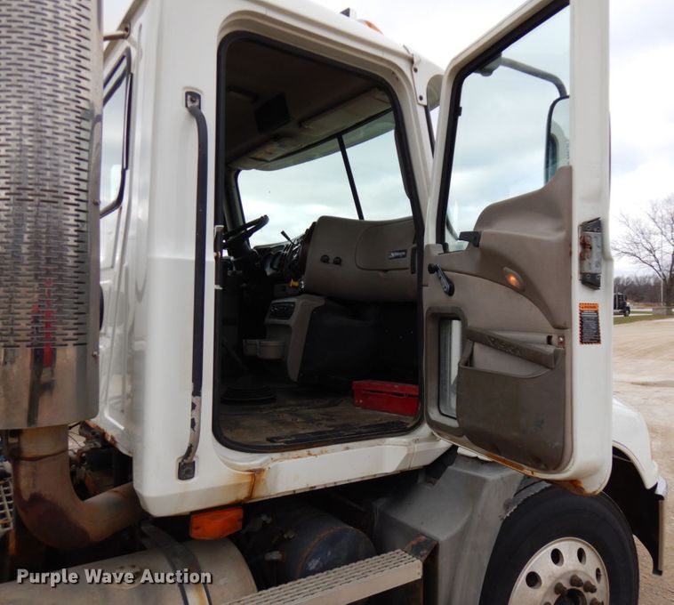 image for item HD9240 2005 Mack CX613  semi truck