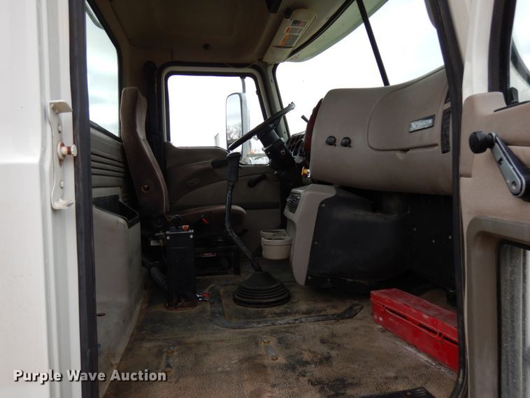 image for item HD9240 2005 Mack CX613  semi truck