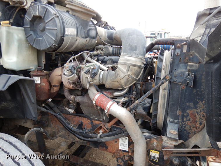 image for item HD9240 2005 Mack CX613  semi truck