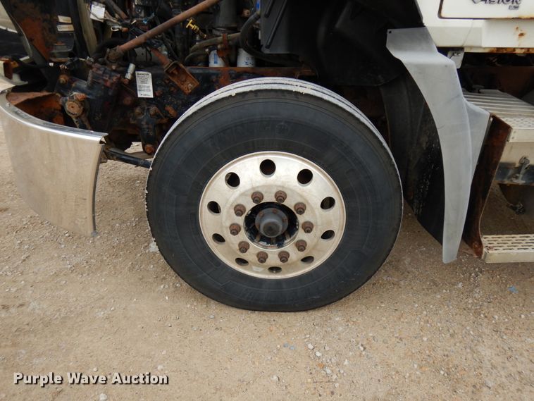 image for item HD9240 2005 Mack CX613  semi truck