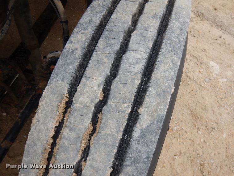 image for item HD9240 2005 Mack CX613  semi truck