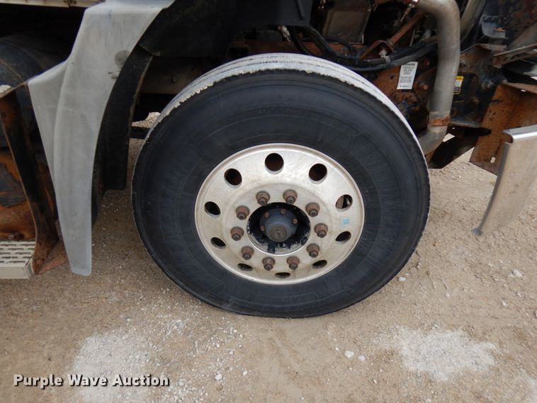 image for item HD9240 2005 Mack CX613  semi truck