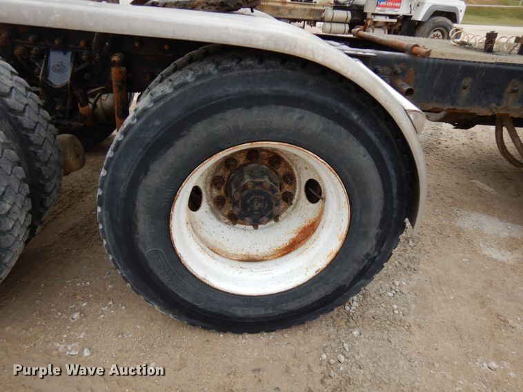 image for item HD9240 2005 Mack CX613  semi truck