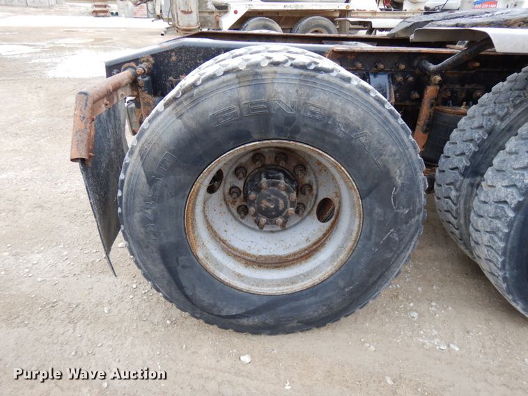 image for item HD9240 2005 Mack CX613  semi truck