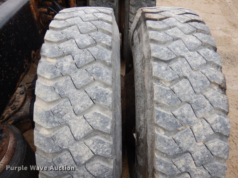 image for item HD9240 2005 Mack CX613  semi truck