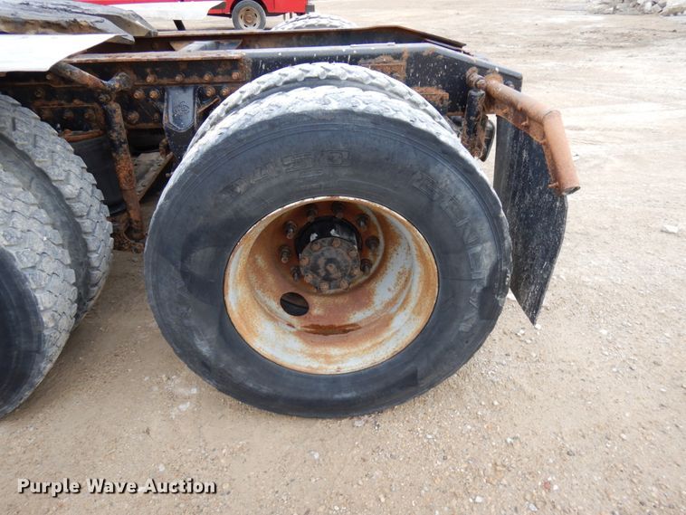 image for item HD9240 2005 Mack CX613  semi truck