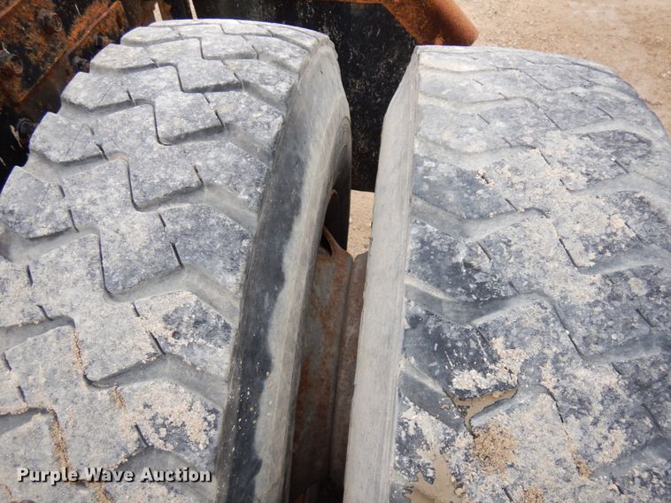 image for item HD9240 2005 Mack CX613  semi truck