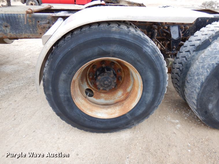 image for item HD9240 2005 Mack CX613  semi truck