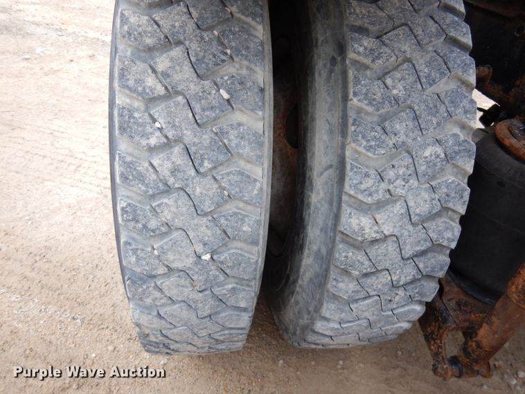 image for item HD9240 2005 Mack CX613  semi truck