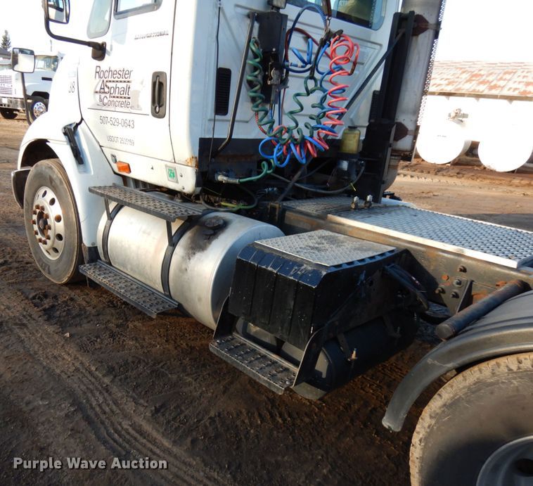 image for item HD9245 2006 International 8600  semi truck