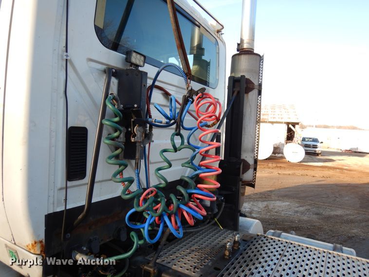 image for item HD9245 2006 International 8600  semi truck