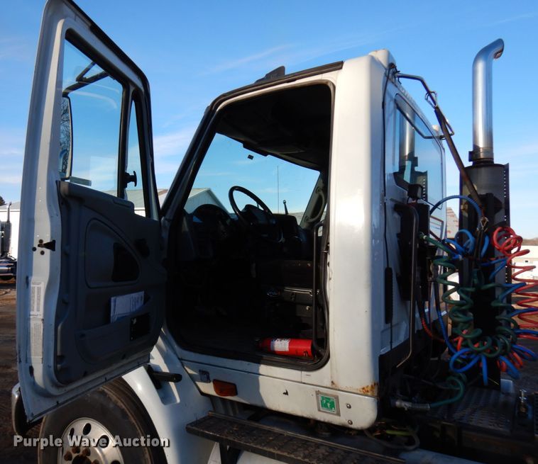 image for item HD9245 2006 International 8600  semi truck