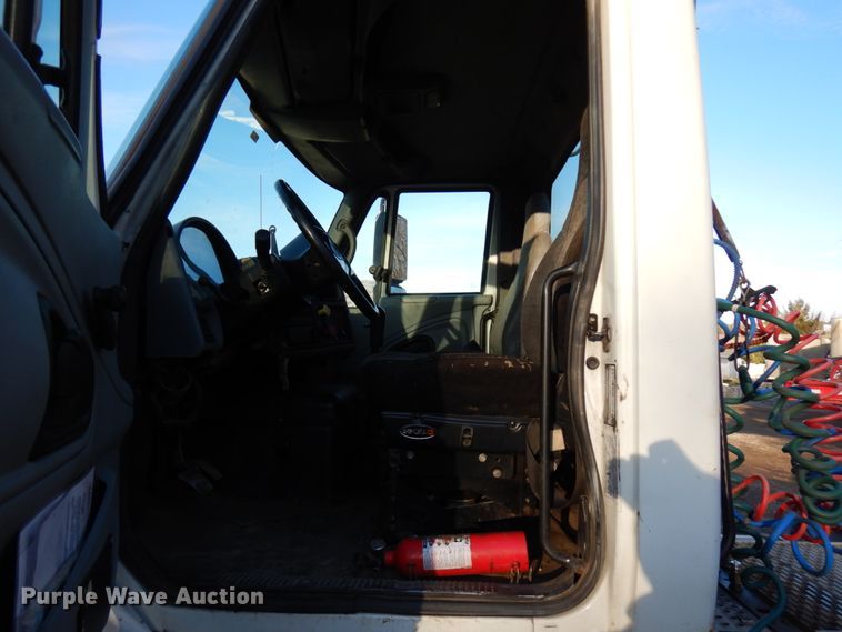 image for item HD9245 2006 International 8600  semi truck