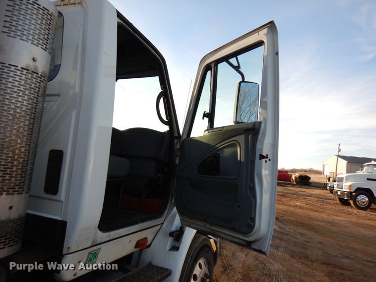 image for item HD9245 2006 International 8600  semi truck