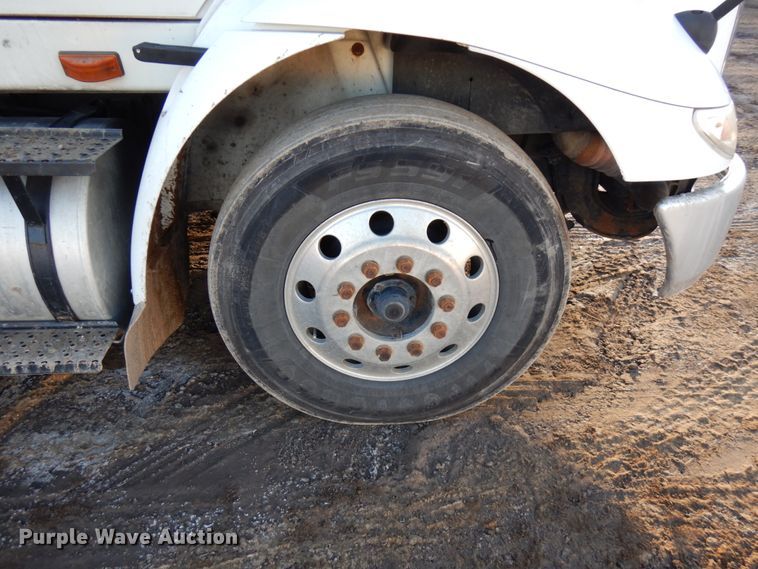 image for item HD9245 2006 International 8600  semi truck