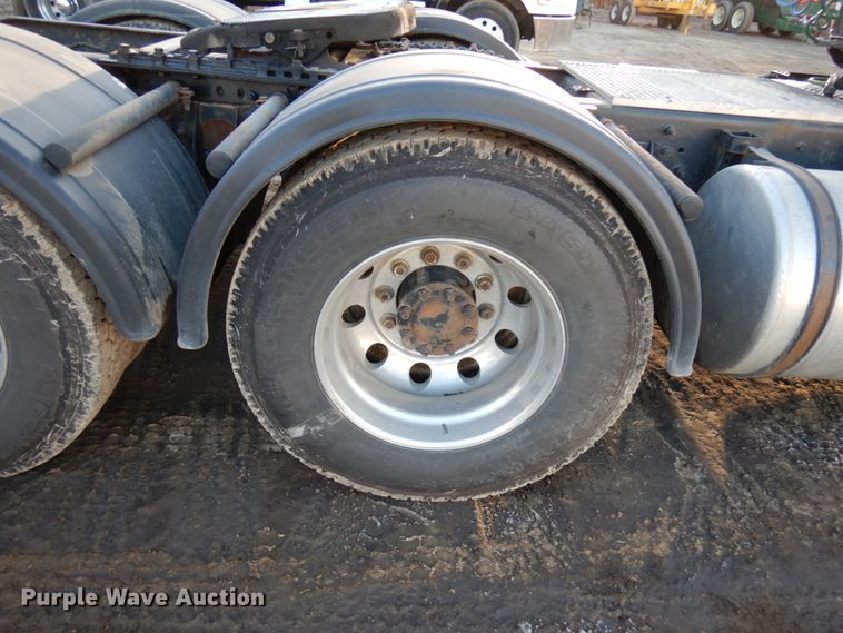 image for item HD9245 2006 International 8600  semi truck