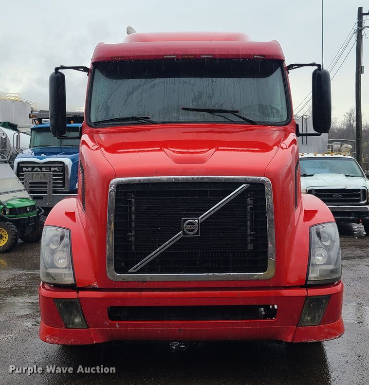 image for item HM9391 2006 Volvo VNL  semi truck