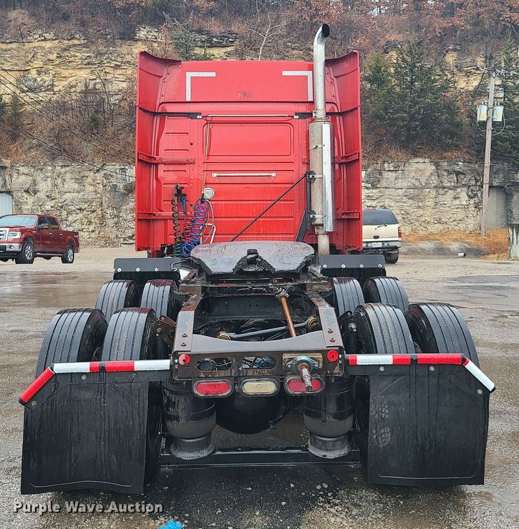 image for item HM9391 2006 Volvo VNL  semi truck