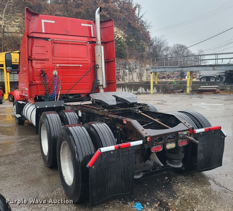 image for item HM9391 2006 Volvo VNL  semi truck