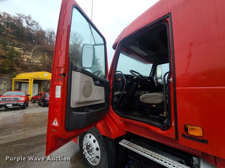 image for item HM9391 2006 Volvo VNL  semi truck