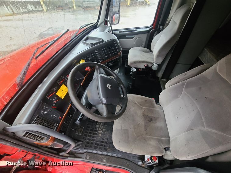 image for item HM9391 2006 Volvo VNL  semi truck