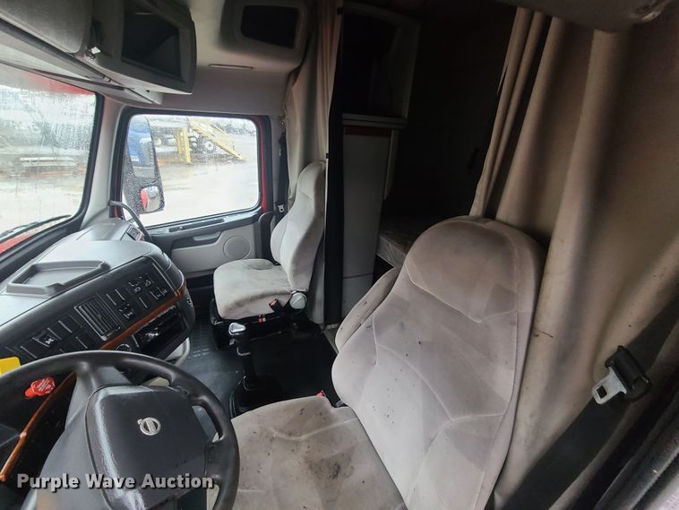 image for item HM9391 2006 Volvo VNL  semi truck