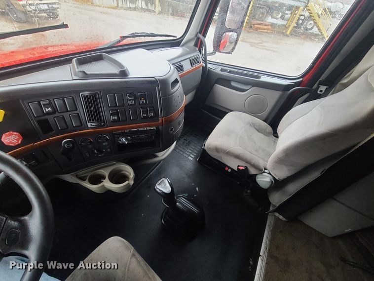 image for item HM9391 2006 Volvo VNL  semi truck