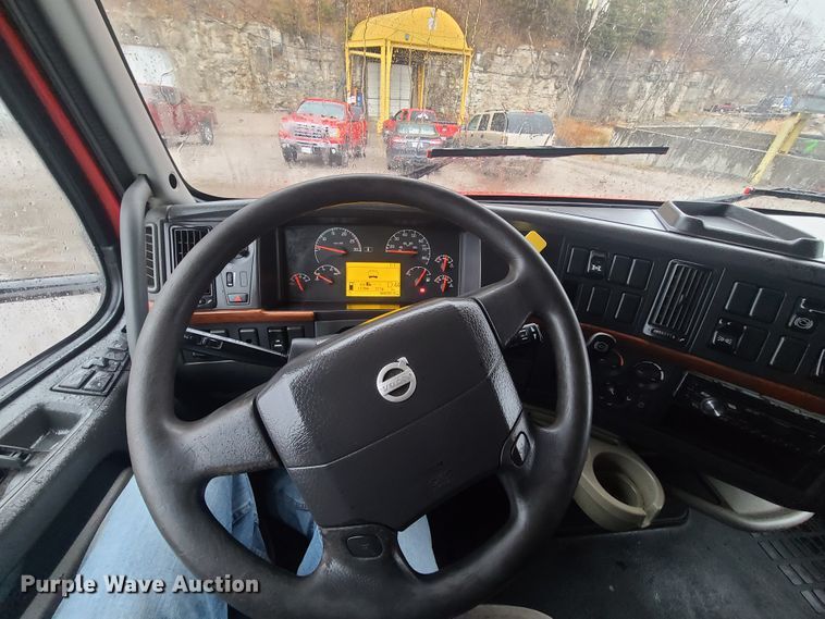 image for item HM9391 2006 Volvo VNL  semi truck