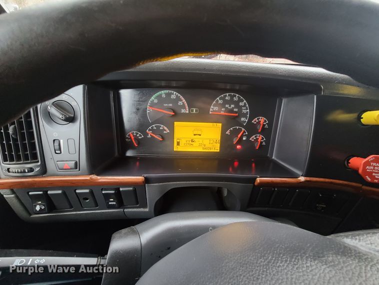 image for item HM9391 2006 Volvo VNL  semi truck