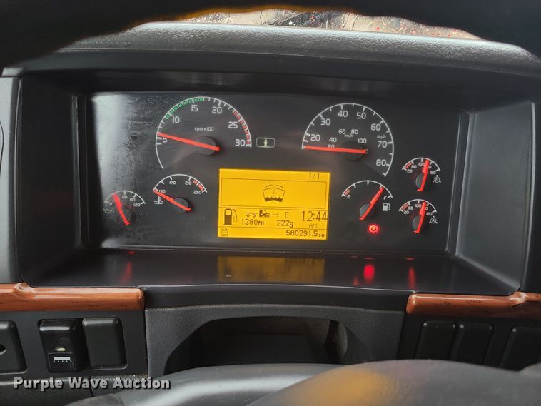 image for item HM9391 2006 Volvo VNL  semi truck