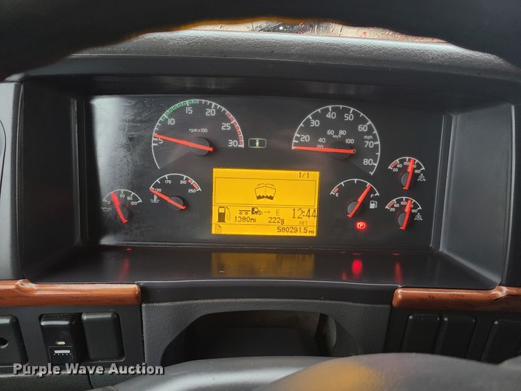 image for item HM9391 2006 Volvo VNL  semi truck