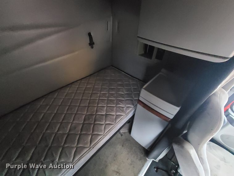 image for item HM9391 2006 Volvo VNL  semi truck