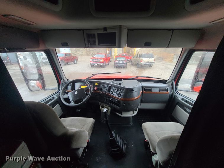 image for item HM9391 2006 Volvo VNL  semi truck