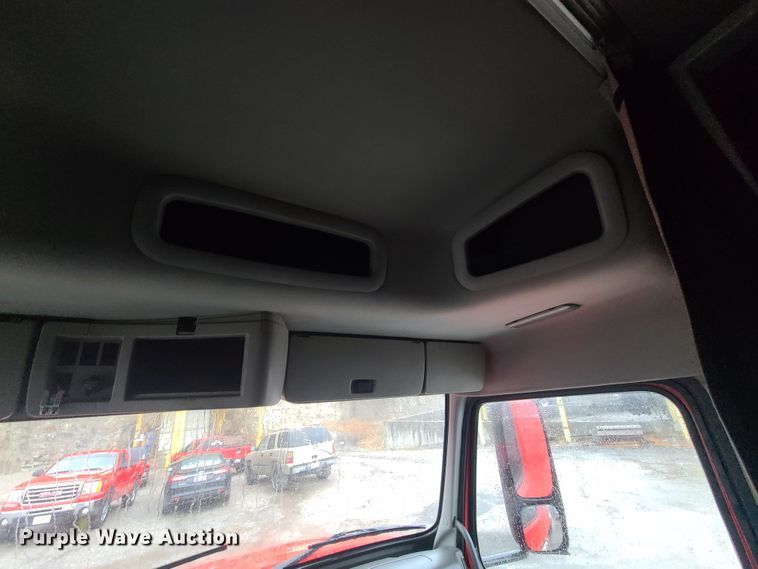 image for item HM9391 2006 Volvo VNL  semi truck